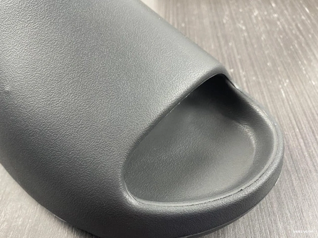 Adidas HQ6448 Slide Yeezy Onyx 0918